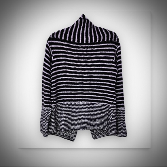 Guess brand Black and White Open Knit Cardigan Sweater with pockets. Size XS - Picture 8 of 15